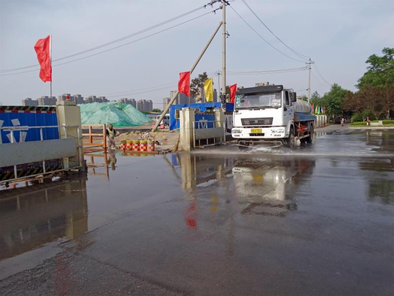 對工地進(jìn)出口路面沖洗.JPG